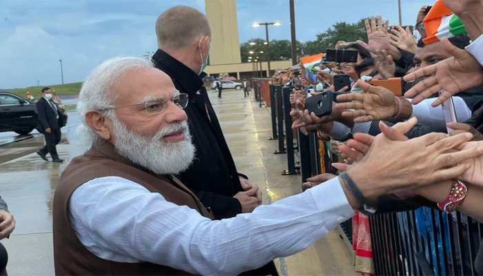 वाशिंगटन पंहुचे पीएम मोदी का हुआ जोरदार स्वागत, कई प्रमुख कंपनियों के सीईओ से करेंगे मुलाकात Prime Minister Narendra Modi arrived in Washington, America in the early hours of Thursday. Here he was welcomed by the Indian community.