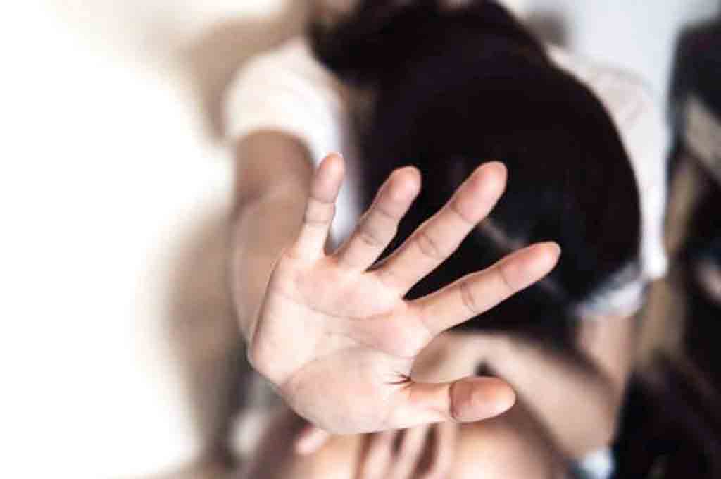 बेहद शर्मनाक: अपनी ही 8 साल की बेटी का रेप कर रहा था पिता, माँ ने किया पुलिस के हवाले Women in the country are often victims of their own cruelty. What can be more shameful than this that the father giving birth is raping