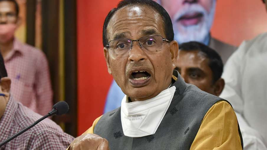 सीएम शिवराज चौहान ने कांग्रेस पर लगाया आरोप, कहा- 15 महीने में राज्य को तबाह कर दिया Madhya Pradesh Chief Minister Shivraj Singh Chouhan today organized public welfare and program under 'Suraj Abhiyan' in Pandhana.joined