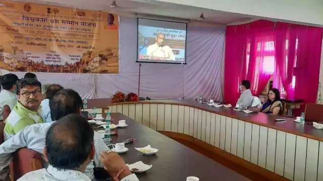 उत्तर प्रदेश: सीएम योगी ने ‘विश्वकर्मा श्रम सम्मान योजना’ के तहत बांटे टूल किट Uttar Pradesh Chief Minister Yogi Adityanath has distributed tool kits to 21,000 beneficiaries under the 'Vishwakarma Shram Samman Yojana'