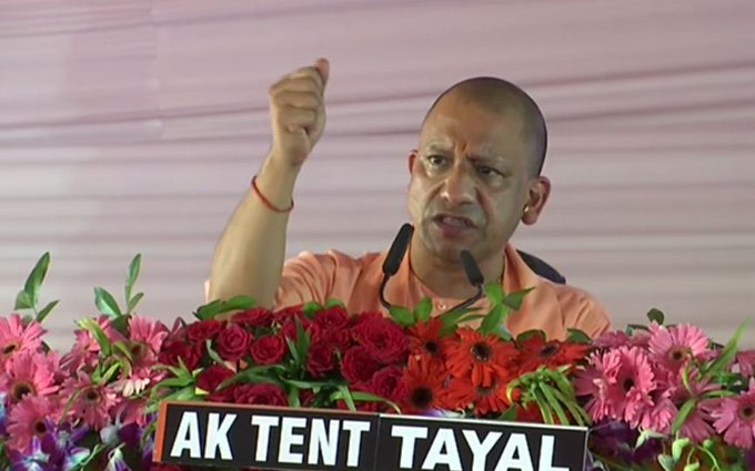 सीएम योगी आदित्यनाथ ने विपक्षी दलों पर साधा निशाना, कहा- जो पहले ‘मैं या मेरा खानदान’ वह अब ‘सबका साथ, सबका विकास’ हो गया है Chief Minister Yogi is here today in Jaunpur to review the development works. Yogi said in his address that the wait of 500 years ended