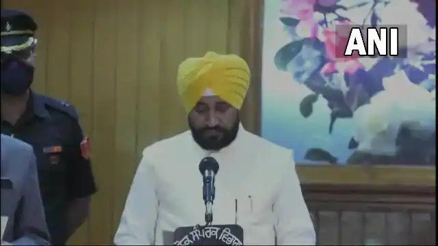 पंजाब के नए सीएम बने चरणजीत सिंह चन्नी, सुखजिंदर रंधावा और ओमप्रकाश सोनी ने भी ली शपथ
