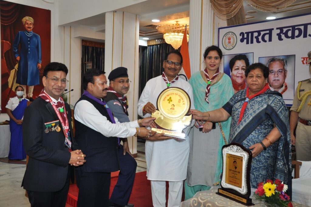 स्काउट्स एवं गाइड्स ने वसुधैव कुटुम्बकम की भावना बढ़ाने में महत्वपूर्ण भूमिका निभाई है: सुश्री अनुसुईया उइके Governor Ms. Anusuiya Uikey said this at the state decoration ceremony of Bharat Scouts and Guides Chhattisgarh organized in the Durbar Hall