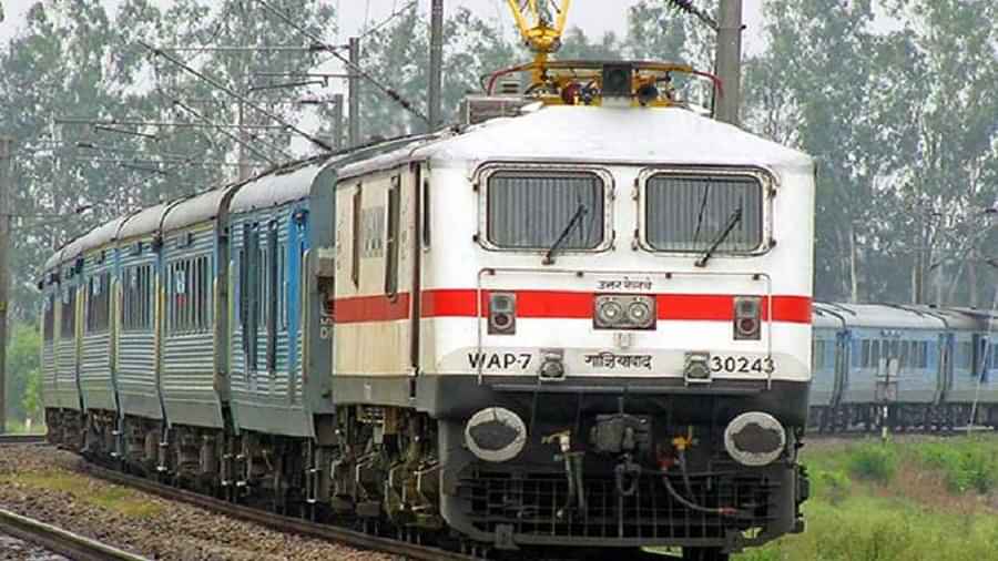 Let us tell you that every year 78 days salary is given as bonus. About 11.56 lakh non-gazetted employees of Railways will