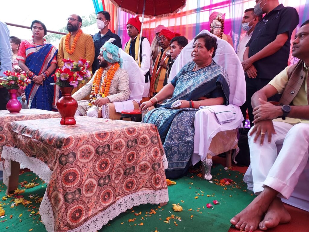 कुम्हड़ाकोट में नवाखाई पर्व में शामिल हुई राज्यपाल सुश्री अनुसुईया उइके