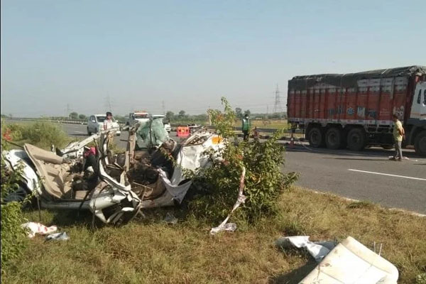 हरियाणा: KMP एक्सप्रेसवे पर दो ट्रकों ने एक कार को कुचला, मौके पर ही 8 लोगों की मौत A major road accident has occurred in Bahadurgarh of Jhajjar district of Haryana. 8 people of the same family died in this horrific road