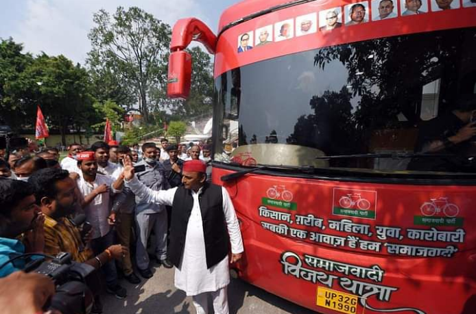 चाचा- भतीजे ने भरी चुनावी हुंकार, एक ने निकाली विजय रैली तो दूसर ने शुरू की सामाजिक परिवर्तन यात्रा Nephew Akhilesh Yadav started the Vijay Yatra from Kanpur today, while uncle Shivpal Yadav went on a social transformation journey