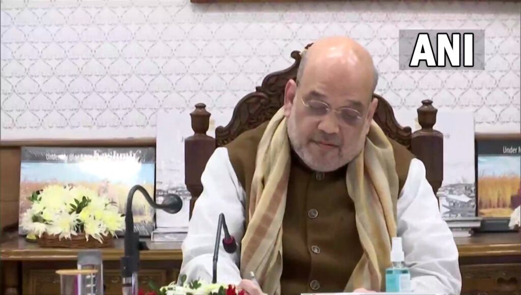 केंद्रीय गृह मंत्री अमित शाह ने श्रीनगर राजभवन में शीर्ष अधिकारी और सेना, सीआरपीएफ, पुलिस तथा अन्य एजेंसियों के साथ की बैठक Union Home Minister Amit Shah on Saturday addressed the common citizens, especially non-local workers and minorities in the Kashmir Valley
