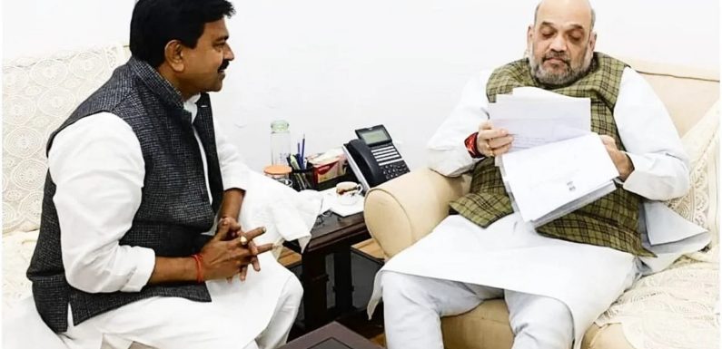 लखीमपुर खीरी मामले में खतरे में पड़ी मंत्री पद की कुर्सी, अमित शाह से मिलने पहुंचे दिल्ली Home in the Central Government, has reached Delhi on Wednesday afternoon to meet Union Home Minister Amit Shah.