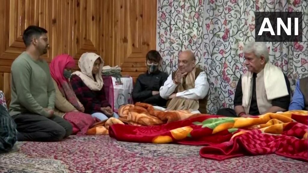 गृह मंत्री अमित शाह ने शहीद इंस्पेक्टर के परिजनों से की मुलाकात, पत्नी को नौकरी के कागजात सौंपे The country's Home Minister Amit Shah has reached Jammu and Kashmir. He is on a three-day tour from today. After the abrogation