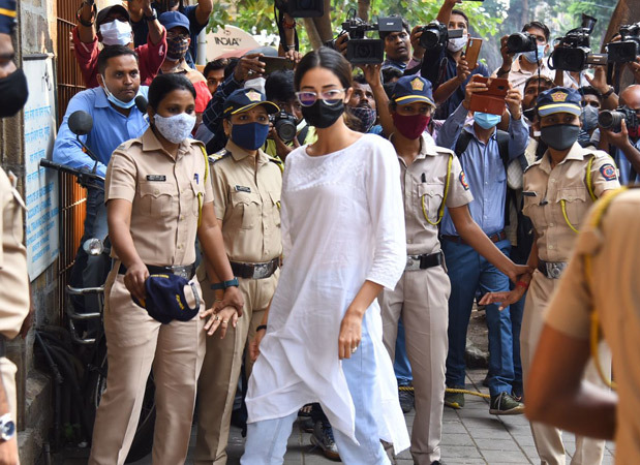 एनसीबी दफ्तर पहुंची ‘स्टूडेंट ऑफ द ईयर’ की अनन्या पांडे, पूछताछ जारी