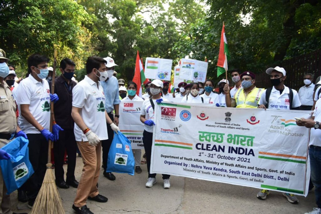 राष्ट्रव्यापी स्वच्छ भारत अभियान के तहत प्रसिद्ध हुमायूं का मकबरे के परिसर में स्वच्छ भारत अभियान में शामिल हुए अनुराग ठाकुर The Union Minister for Youth Affairs and Sports, Shri Anurag Thakur launched Swachh Bharat Abhiyan with volunteers in the premises