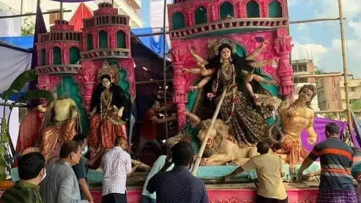 दुर्गा पूजा के दौरान कट्टरपंथियों ने मंदिरों पर किया हमला, तीन लोगों की मौत Some unidentified miscreants damaged temples during Durga Puja celebrations in Bangladesh, forcing the government to deploy