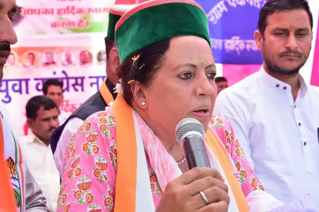 राजनीति के चक्कर में कांग्रेस प्रत्याशी प्रतिभा सिंह ने किया सैनिकों का अपमान, सोशल मीडिया पर जमकर हो रही आलोचना