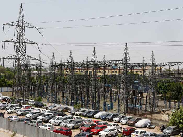 दिल्ली के बिजली उपभोक्ताओं पर पड़ेगा 596 करोड़ का अतिरिक्त बोझ, 1 अक्टूबर से बिजली के नये टैरिफ नियम लागू Former Energy Minister of Delhi Government, Shri Harun Yousuf, while addressing a press conference at State Congress Office, Rajiv Bhawan,