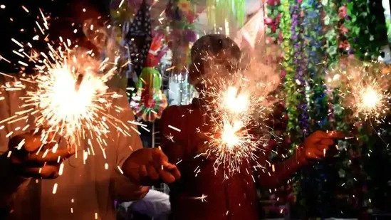 पश्चिम बंगाल में पटाखो पर लगी रोक, दीवाली, छठ पूजा, क्रिसमस और नए साल तक के लिए गाइडलाइन जारी All types of fireworks except green crackers have been banned in West Bengal. A guideline has been issued for this. this guideline diwali