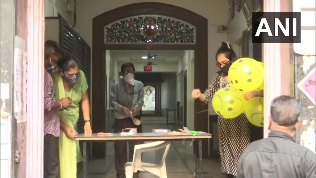 महाराष्ट्र के शहरों में आज से खुल गए 8वीं से 12वीं के स्कूल, पहले दिन स्कूल पहुंचे बच्चों के चेहरों पर दिखी उत्साह और खुशी