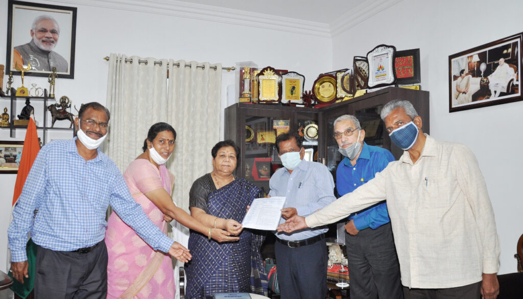 राज्यपाल अनुसुईया उइके से छत्तीसगढ़ स्वतंत्रता संग्राम सेनानी उत्तराधिकारी संगठन के प्रतिनिधिमण्डल ने की भेंट A delegation from Governor Ms. Anusuiya Uikey to Raj Bhavan under the leadership of State President of Chhattisgarh Freedom Fighter