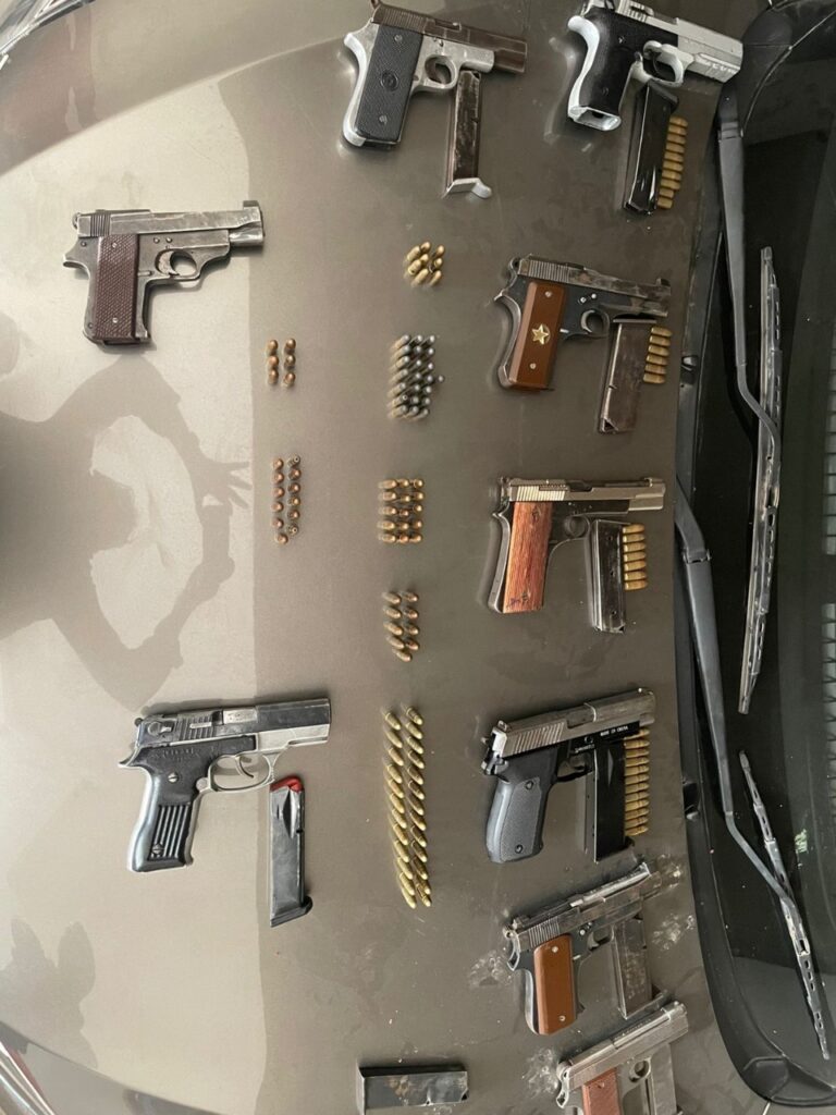 कश्मीर में IAS, DM ने जालसाजी से बना दिए बंदूकों के तीन लाख लाइसेंस In Jammu and Kashmir, IAS, DM, ADM made about three lakh licenses of guns illegally. These officers also made gun licenses of people