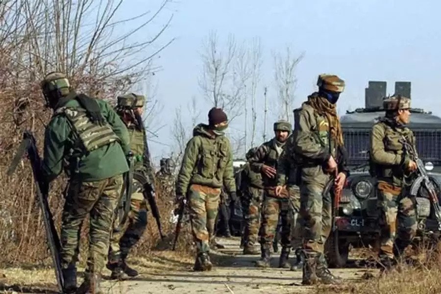 सुरक्षाबलों ने शोपियां में तीन आतंकियों को किया ढेर, हथियार और गोला बारूद बरामद Three terrorists were killed in an encounter with security forces in Jammu and Kashmir's Shopian district. Arms and ammunition have been