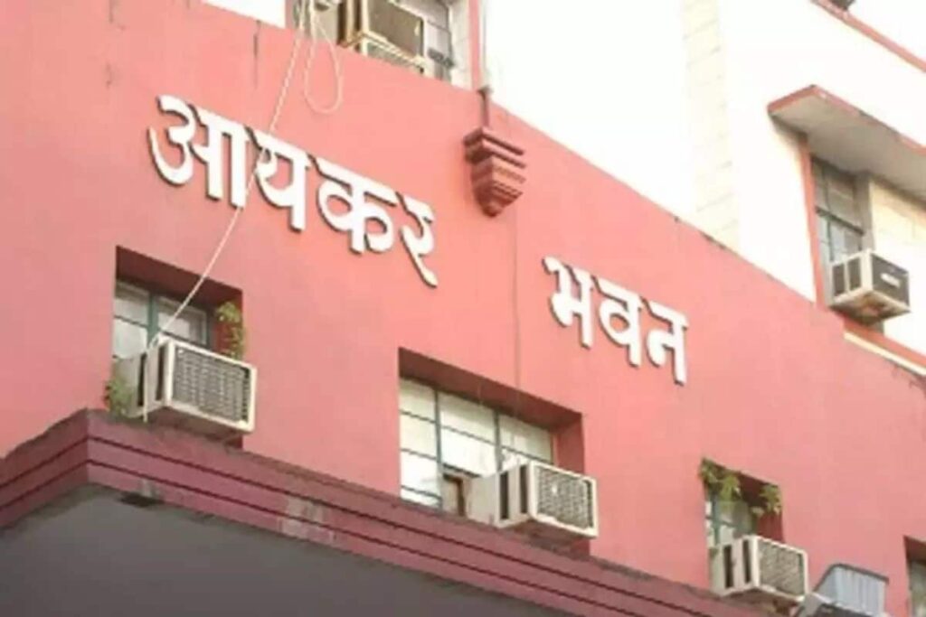 मथुरा: रिक्शा चालक को IT ने भेजा 3 करोड़ से अधिक टैक्स बकाये का नोटिस, थाने में शिकायत दर्ज A surprising incident has come to light in Mathura district of Uttar Pradesh. In this bizarre incident, a rickshaw puller has been served