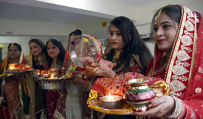 कथा के बिना अधूरा माना जाता है करवा चौथ का व्रत, जानें क्या है इस कथा का महत्व The festival of Karva Chauth is celebrated on the Chaturthi date of Kartik month. The fast of Karva Chauth is kept for the attainment