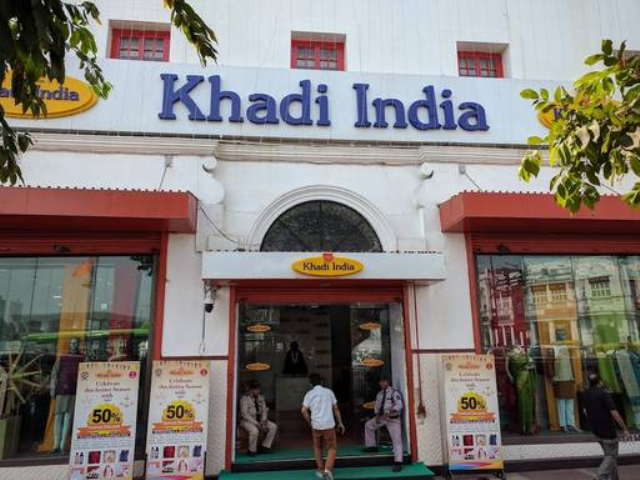 खादी के फ्लैगशिप सीपी आउटलेट ने गांधी जयंती के अवसर पर 1.02 करोड़ रुपये की बिक्री का बनाया रिकॉर्ड