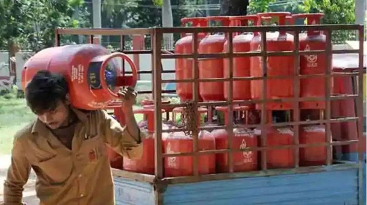 The government has once again increased the price of LPG gas cylinder. Oil companies sold 14.2 kg cylinders without subsidies