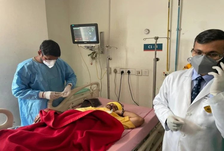 वाटर कैनन की चपेट में आकर घायल हुए मनोज तिवारी, सीएम केजरीवाल के घर के बाहर कर रहे थे प्रदर्शन BJP MP Manoj Tiwari after being hit by a water cannon during a protest in front of Delhi Chief Minister Arvind Kejriwal's residence.