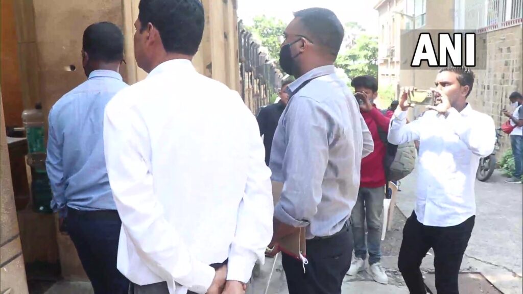 ‘मन्नत’ और अनन्या पांडे के घर पहुंची NCB की टीम, अनन्या पांडे को पूछताछ के लिए दिया था नोटिस Not only this, a team of NCB has also reached the house of Ananya Pandey, daughter of Chunky Pandey. NCB had given notice to Ananya Pandey