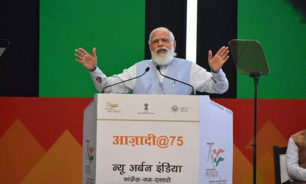 पीएम मोदी ने ‘न्यू अर्बन इंडिया’ थीम का किया उद्घाटन, केंद्रीय आवास योजना के 75,000 लाभार्थियों को सौंपी घर की चाबियां Prime Minister Narendra Modi on the occasion of a three-day conclave on the theme of New Urban India organized in Lucknow on Tuesday,