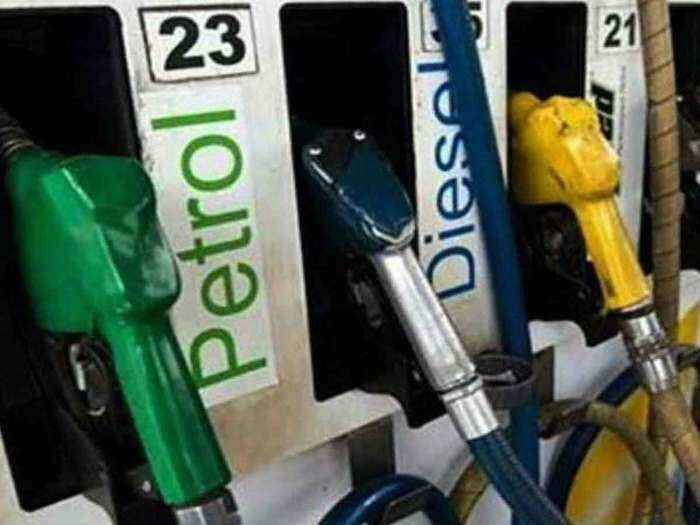देश में आसमान छुते तेल के दाम, पेट्रोल की कीमतों पर नही रहा कंट्रोल The rising petrol and diesel prices in the country are affecting the income of the common man. Everyone is troubled by these rising prices.