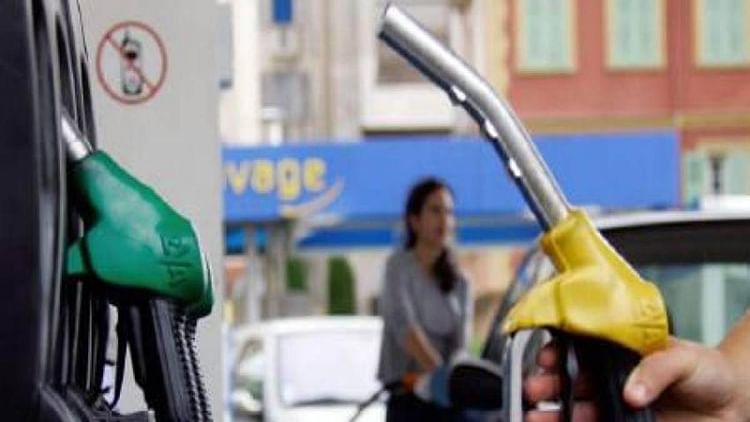 लगातार चौथे दिन बढ़े पेट्रोल और डीजल के दाम, जानें नया रेट Petrol and diesel prices increased for the fourth consecutive day on Saturday. Petrol and diesel prices across the country on Saturday