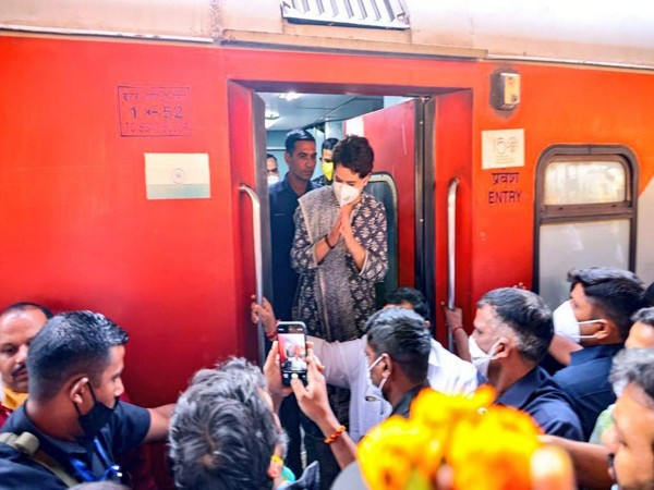 ललितपुर पहुंची कांग्रेस राष्ट्रीय महासचिव व यूपी प्रभारी प्रियंका गांधी वाड्रा, कुलियों से मिलकर सुनी उनकी समस्याएं