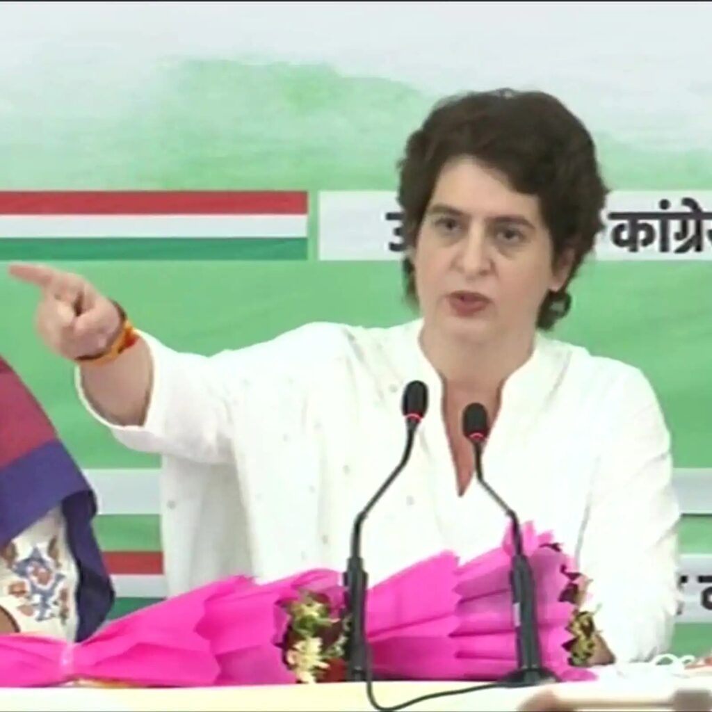 कांग्रेस महासचिव प्रियंका गांधी वाड्रा ने किया ऐलान, कांग्रेस की सरकार आने पर छात्राओं को मिलेगी स्कूटी और स्मार्टफोन Congress General Secretary Priyanka Gandhi Vadra has announced that Inter pass girls will be given smartphones and graduate students
