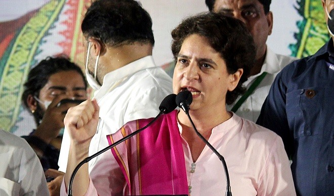 प्रियंका गांधी ने अखिलेश यादव पर साधा निशाना, कहा- विपक्षी दल केवल ट्वीट करते हैं, बाहर नहीं आते Congress General Secretary and in-charge of Uttar Pradesh Priyanka Gandhi Vadra became active in the state. Priyanka is constantly