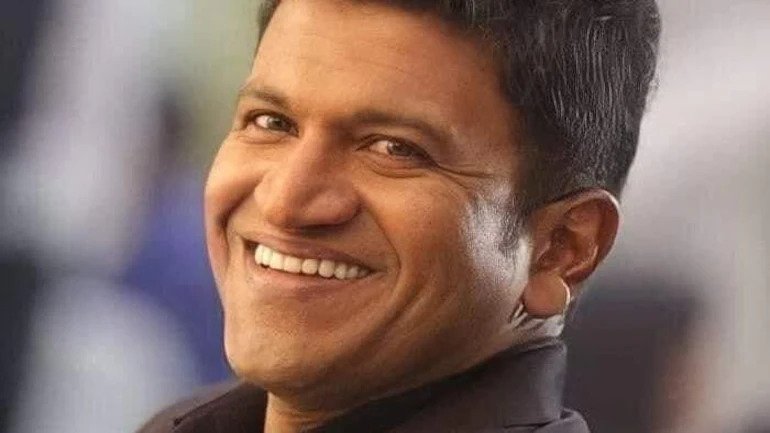 दुनिया को अलविदा कह गए साउथ के सुपर स्टार पुनीत राजकुमार Power Star and South Cinema Puneet Rajkumar aka Appu was admitted to the hospital this morning and has been admitted to the ICU