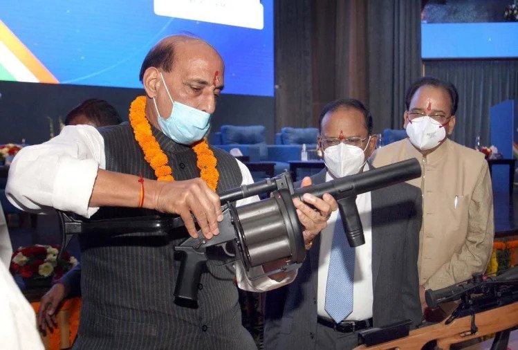 रक्षा मंत्री राजनाथ सिंह ने विजयादशमी के अवसर पर DRDO में की ‘शास्त्र पूजा’ On the auspicious occasion of Vijayadashami, Defense Minister Rajnath Singh performed 'Shastra Puja' at DRDO premises in New Delhi today.