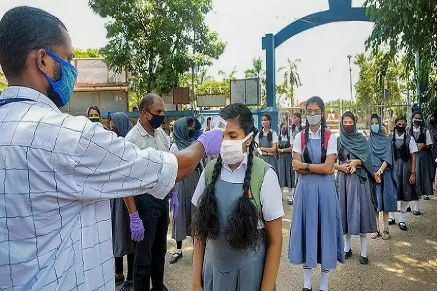 हिमाचल में लंबे समय से बंद स्कूलों में लौटी रौनक, आठवीं से 12वीं तक की कक्षाए शुरू Schools closed for a long time due to corona infection in Himachal Pradesh have returned. Classes VIII to 12 in government
