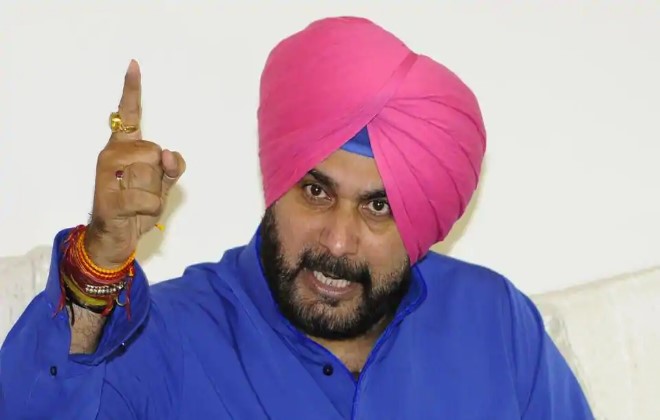 नवजोत सिंह सिद्धू के एक ट्वीट नें फिर मचाया बवाल, बोले- पंजाब के असली मुद्दों पर डटा रहूंगा The dispute in Punjab Congress is not taking the name of calm. State President Navjot Singh Sidhu is continuously giving such statements,