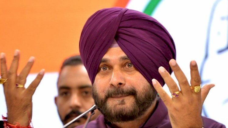 एक बार फिर नवजोत सिंह सिद्धू ने सोनिया गांधी को लिखा पत्र, चरणजीत सिंह चन्नी को सीएम बनाए जाने पर किया सवाल After meeting the high command, Sidhu wrote a letter to the interim president of the party, Sonia Gandhi. In the letter, he said that