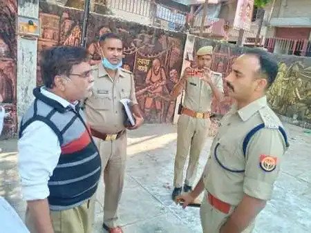 वाराणसी में आरएसएस की शाखा पर फेंके गए सुतली बम persons after a country-made bomb was hurled at the Rashtriya Swayamsevak Sangh branch near Pitrukund Talab in Varanasi.