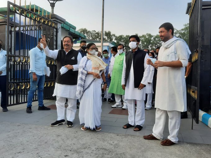 यूपी में सोनिया गांधी को एक और झटका, कांग्रेस का हाथ छोड़ टीएमसी में शामिल हुए नेता राजेश पति त्रिपाठी और उनके बेटे ललितेश Pati Tripathi on Monday left the Congress and joined the Trinamool Congress in Silguri in the presence of West Bengal Chief Minister