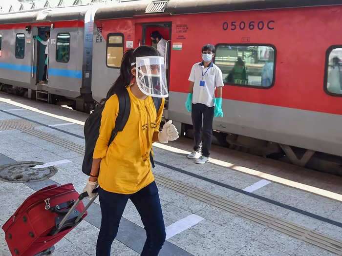 ट्रेन से सफर के दौरान मास्क नही लगाया तो देना पड़ सकता है 500 रुपये का जुर्माना, जानें ताजा गाइडलाइंस The havoc of the second wave of corona in the country is gradually decreasing. After the ctivities have been allowed.