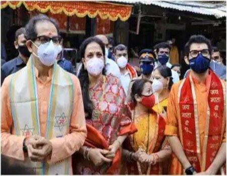 6 महिने बाद महाराष्ट्र में खुले धार्मिक स्थान, परिवार के साथ मुंबा देवी मंदिर दर्शन करने पहुंचे सीएम उद्धव ठाकरे With the opening of religious places, Chief Minister Uddhav Thackeray, his wife Rashmi Thackeray and both sons Aditya and Tejas will visit