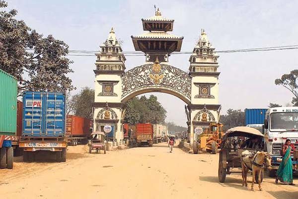18 महीने बाद खुला भारत-नेपाल बॉर्डर, इन शर्तों के साथ वाहनों को मिली एंट्री Nepal's Virganj border, closed due to covid infection for about 18 months, was formally opened for the movement of citizens of third countries