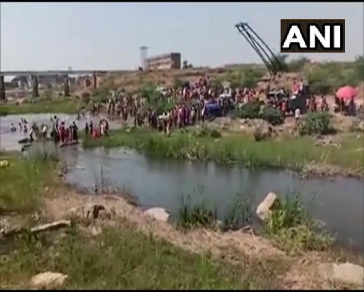 उत्तर प्रदेश के आगरा में बड़ा हादसा, मूर्ति विसर्जन के दौरान 5 लोगों की नदी में डूबने से मौत