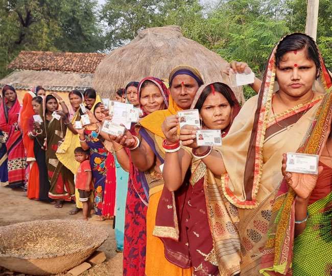 पांचवें चरण का मतदान जारी, कहीं गुम हुई चाबी-कहीं EVM खराब तो कहीं मतदाताओं को भगाया