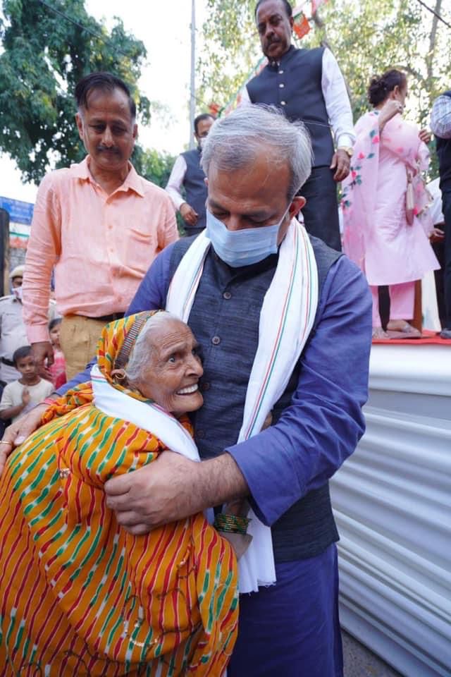 जब बुढ़ी माता को गले लगा लिया आदेश जी ने!!! Tomorrow, on 30th October, in the order of Jhuggi Samman Yatra, Padyatra in KD Camp and Ambedkar Basti of RK Puram, President Shri Adesh