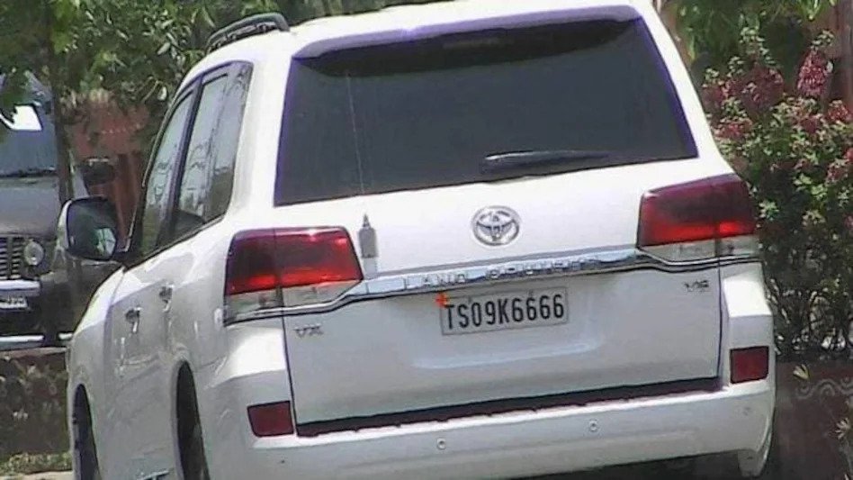 तेलंगाना: विधानसभा स्पीकर के काफिले में कार के नीचे आया अधेड़, मौके पर ही मौत A 55-year-old man has died after colliding with the convoy of Telangana Assembly Speaker Pocharam Srinivas Reddy. According to the